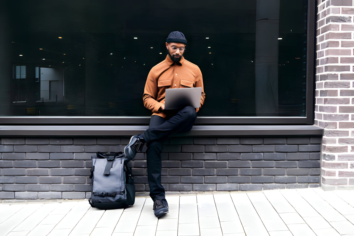 homme avec sac à dos pc urbain